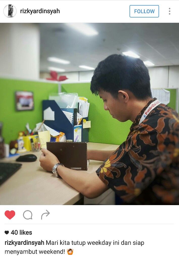 Rizky Ardiansyah di mejanya, melihat jurnal Hibrkraft sebagai penutup hari kerja.