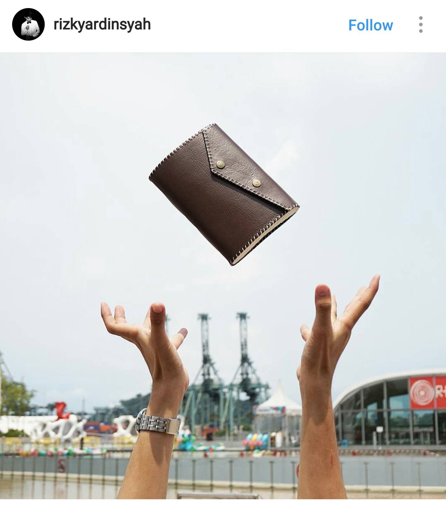 Dompet kulit Hibrkraft yang dilempar ringan ke udara oleh Rizky Ardiansyah.
