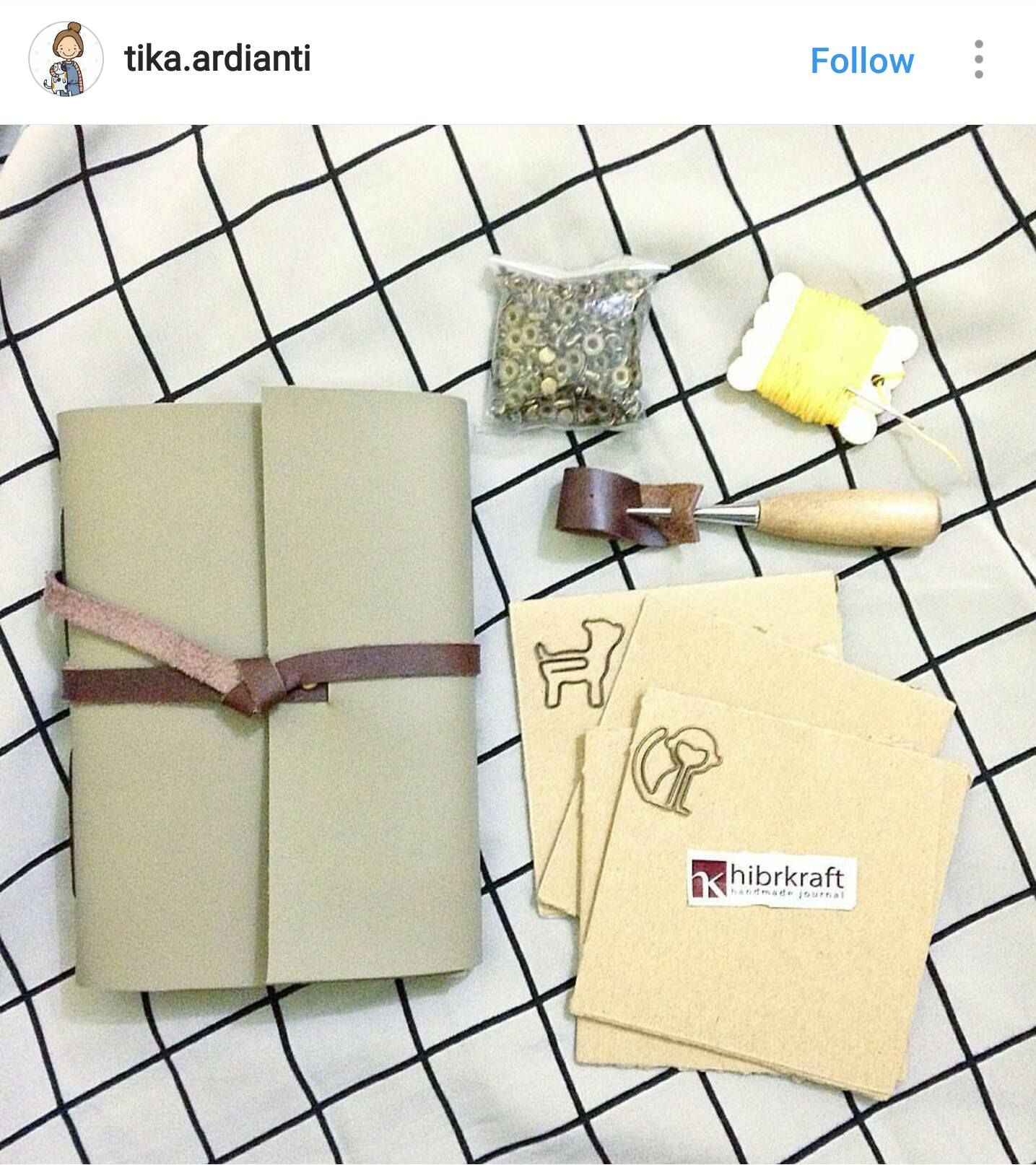 Perlengkapan workshop atau DIY kit dari Hibrkraft yang ditampilkan oleh Tika Ardianti, termasuk jurnal, benang, dan alat.