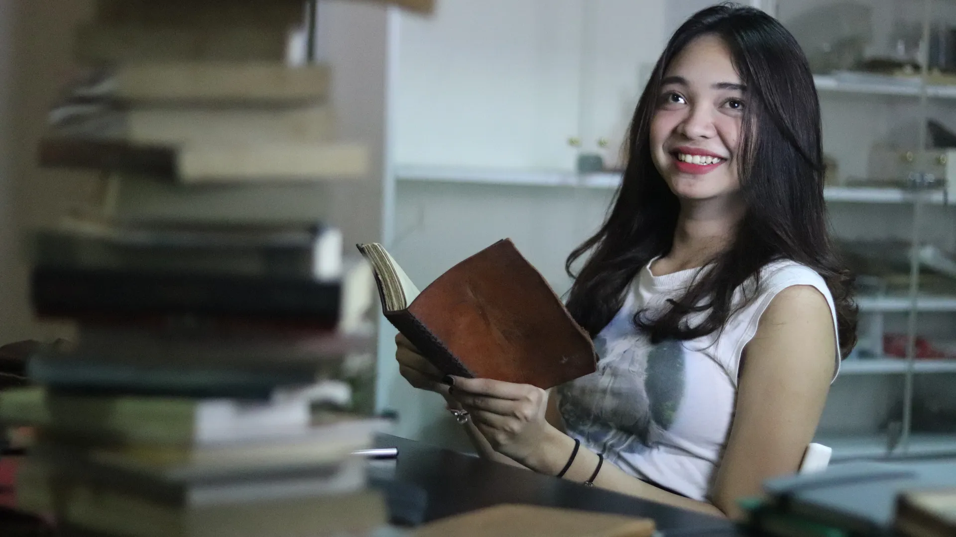 Asykirna Dudu Belakang Buku Tua