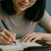 Menulis Di Agenda Kulit Hibrkraft Dengan Kopi Dan Jam Alarm