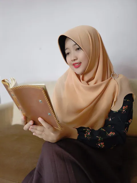 Detail buku catatan kulit yang menunjukkan pengerjaan berkualitas.